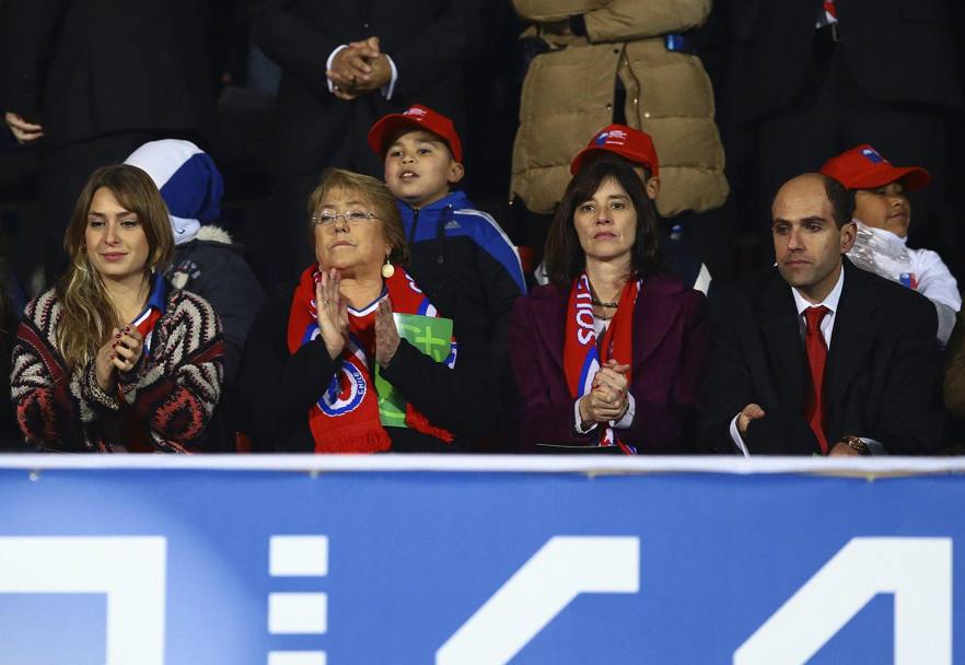 E, a sognare la conquista della coppa,  anche il presidente del Cile, Michelle Bachelet, con alla sua sinistra il ministro dello Sport Natalia Riffo e, alla sua destra, la figlia Sofia (Epa)